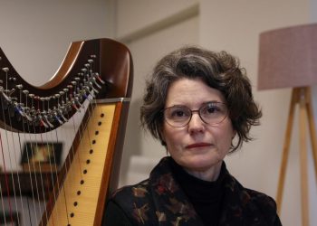 Arp sanatçısı Şirin Pancaroğlu  depremzedeler için sahnede