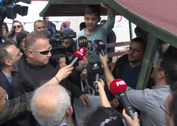 Depremzede çocuktan Kılıçdaroğlu’na: Ders çalışmamız için bir şeyler getirebilecek misiniz?