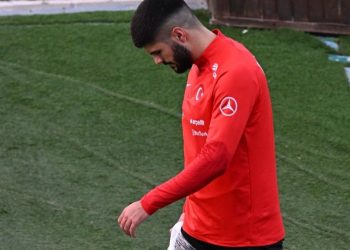 Sakatlanan Eren Elmalı yarıda bıraktı