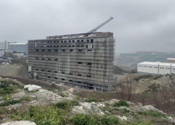 Üzerine moloz dökülen inşaat işçişi hayatını kaybetti