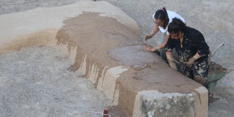 Depremlerden etkilenen Aççana Höyük, geleneksel yöntemlerle onarılıyor