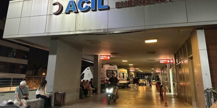 İzmir’de bir kişi, ‘Beni uzaylılara öldürtecek’ diyerek annesini satırla yaraladı