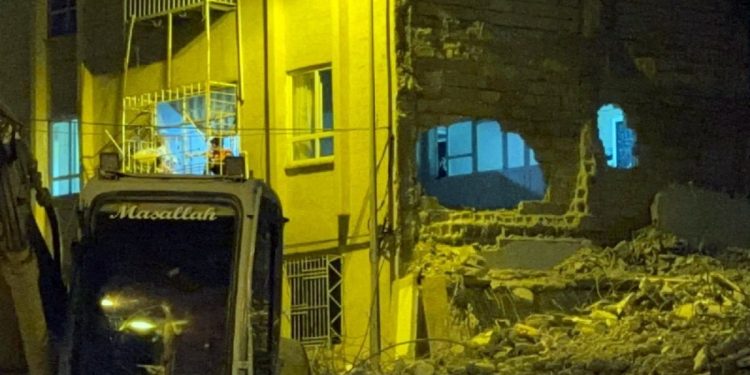 Hasarlı binayı yıkarken, sağlam binayı da yıktılar