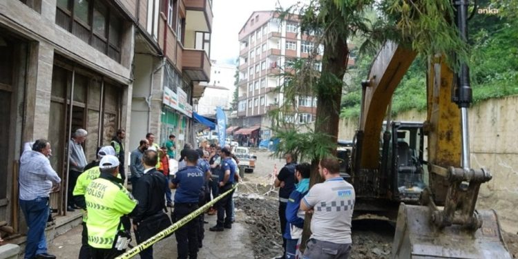 Rize’de evinin ve iş yerinin önünde kazı yapılmasına karşı üç gün direndi, soruşturma başlatıldı